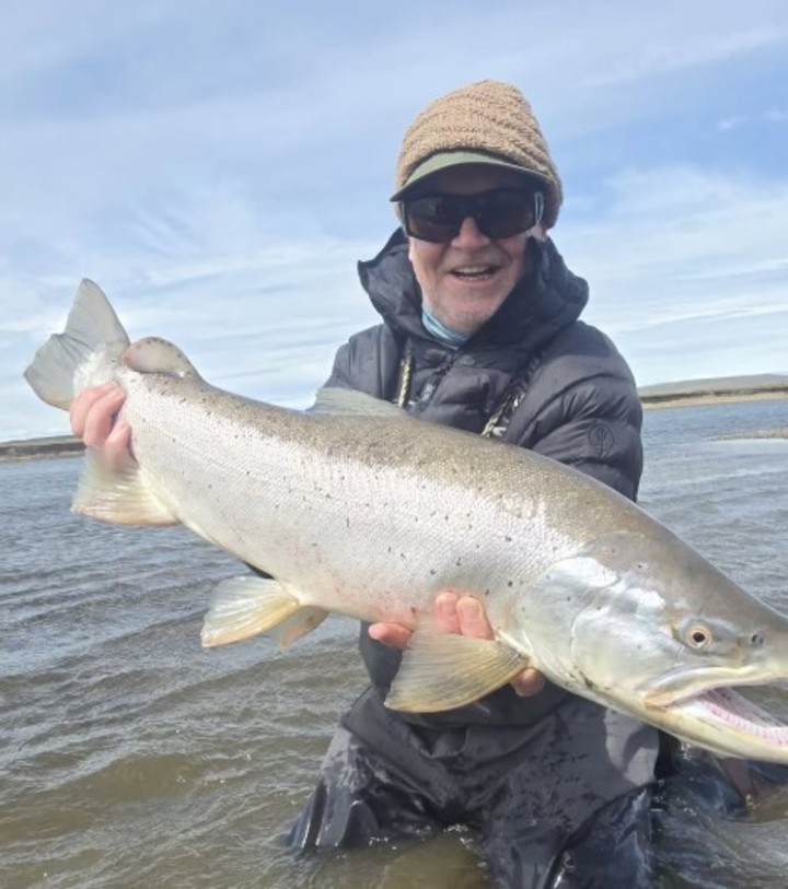El DJ inglés disfruta de la pesca, su hobby, en la Argentina.
