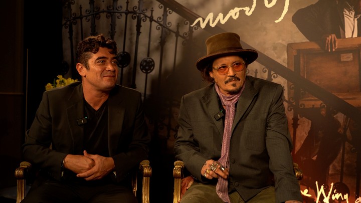 Johnny Depp y Riccardo Scamarcio durante una charla mano a mano con Clarín. Foto: captura