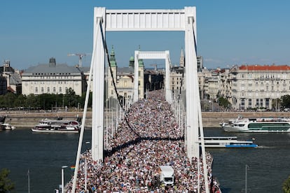 Miles de personas recorren el puente Elisabeth durante la marcha del Orgullo, este sábado.