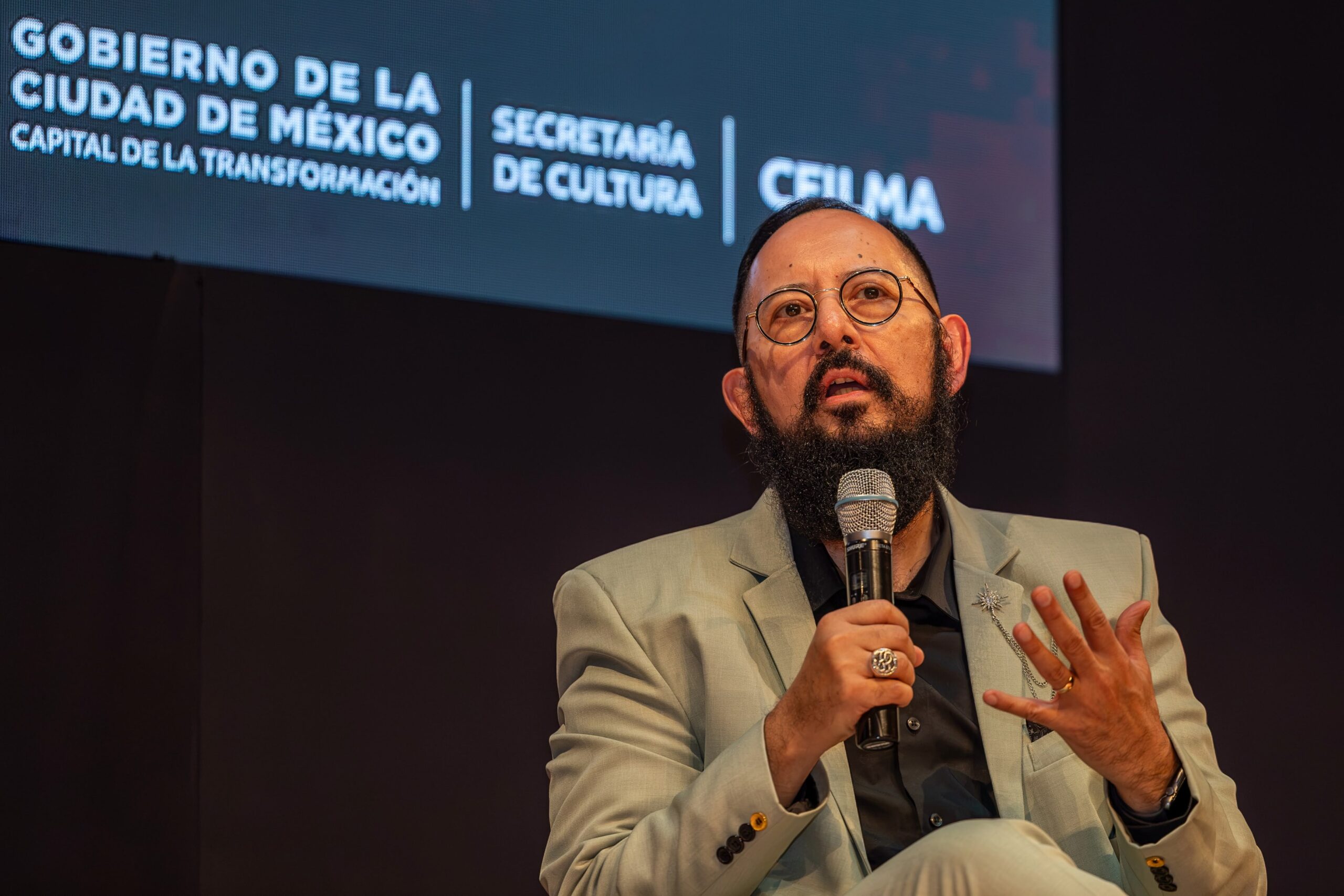 El periodista Álvaro Cueva realizó observaciones a las producciones audiovisuales convencionales de México, durante el foro 'Economía en pantalla'.