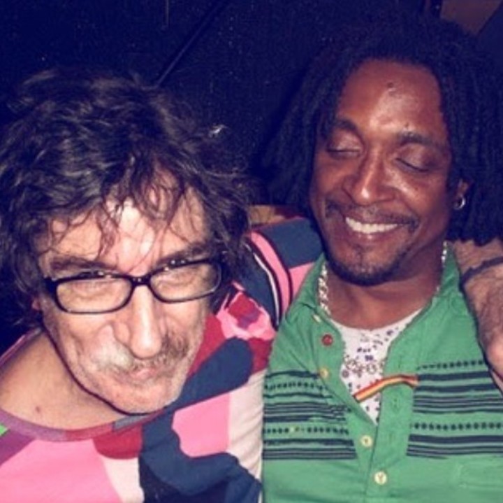 Bernard Fowler con Charly García en uno de sus primeros viajes a la Argentina.