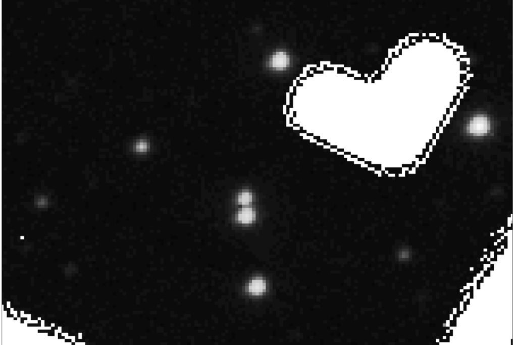 Un ejemplo de un artefacto en forma de corazón que contamina muchas de las imágenes de Pan-STARRS de V404 Cygni.