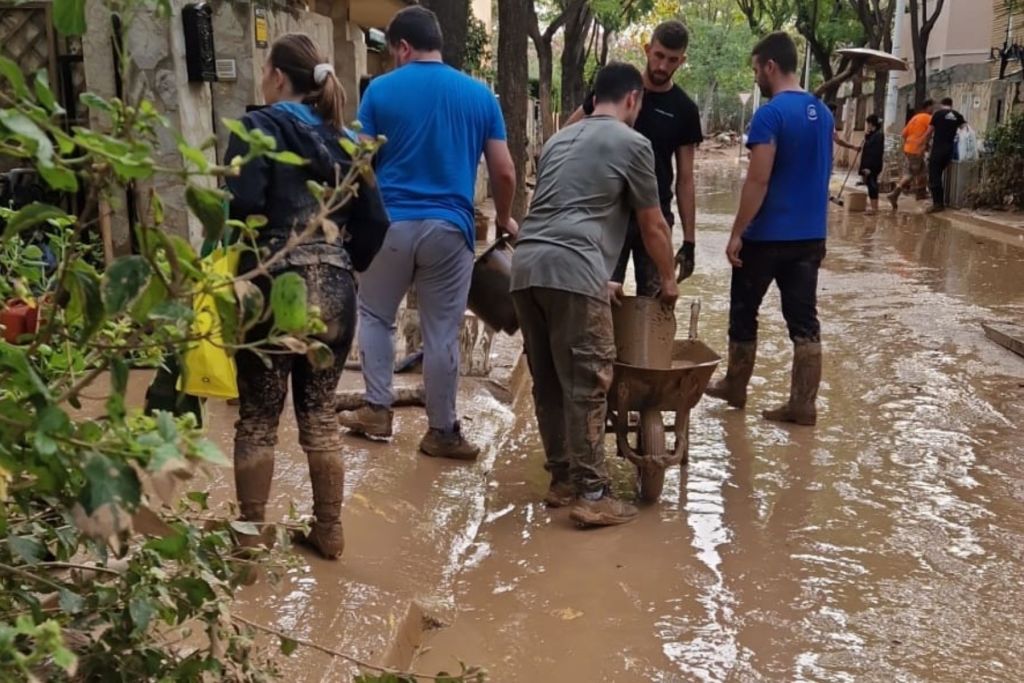 La ayuda de los ciudadanos ha sido fundamental en esta situación de emergencia. Picanya.