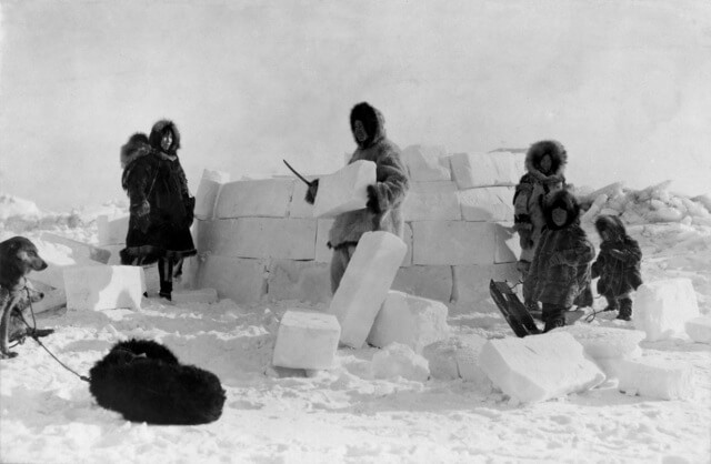 Inuits (esquimales) construyendo un iglú