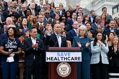 Hakeem Jeffries y otros miembros demócratas de la Cámara, en Washington, el 30 de septiembre.