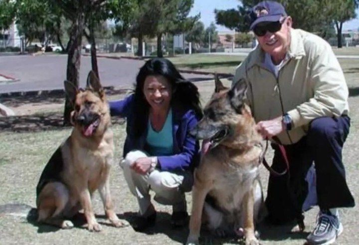 Gene Hackman junto a su esposa, Betsy Arakawa, y los ovejeros alemanes que tenían en su casa de US$ 3,8 millones.