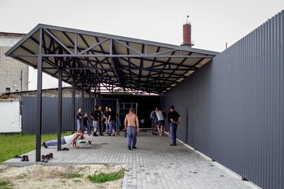 Los presos tienen un pequeño campo de fútbol de arenilla y una zona cubierta donde hay pesas y barras para ejercitarse. 