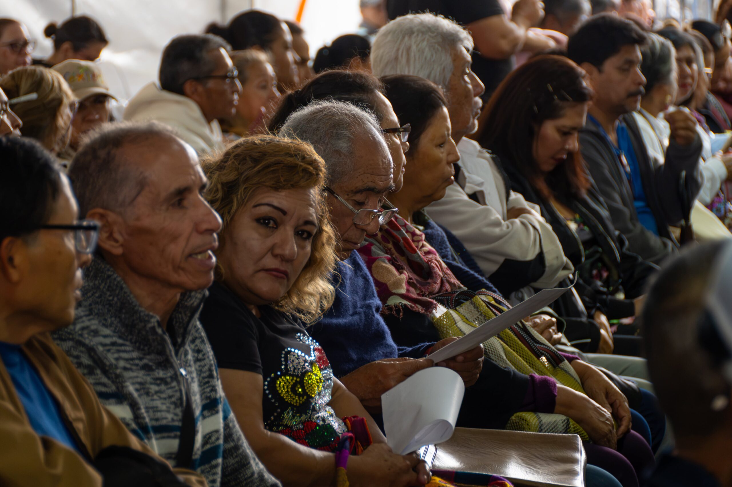 Habitantes de diversas alcaldías de la CDMX arribaron al Zócalo capitalino y esperan su turno para recibir asesoría legal y jurídica.