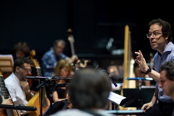 Leonardo García Alarcón, en un ensayo con la orquesta Capelle Mediterránea.