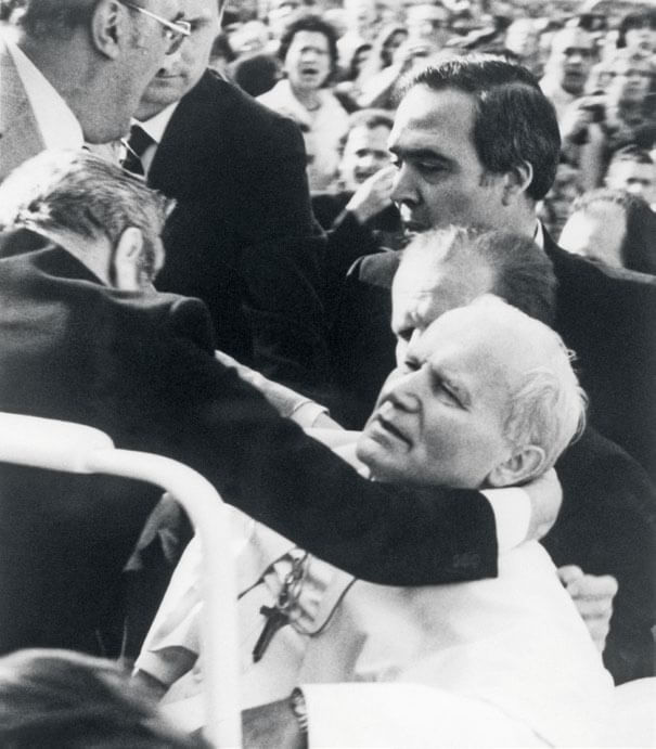 Juan Pablo II tras recibir cuatro balazos