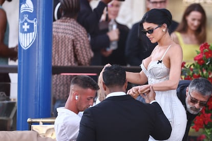 Kylie Jenner tomando el taxi acuático para acudir a la ceremonia en la isla de San Giorgio de Venecia.