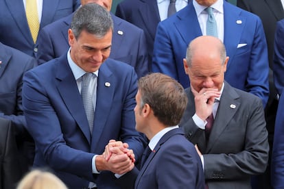 Pedro Sánchez, Presidednte de España, habla con Emmanuel Macron, Presidente de Francia, en presencia del  canciller alemán, Olaf Scholz,  mientras posan para una foto familiar, en la apertura de la Cumbre sobre la Paz en Ucrania, en el Buergenstock Resort en Stansstad, cerca de Lucerna, Suiza. 