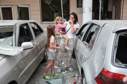 Una mujer llora junto a unas niñas tras el ataque al hospital infantil, este lunes en Kiev.