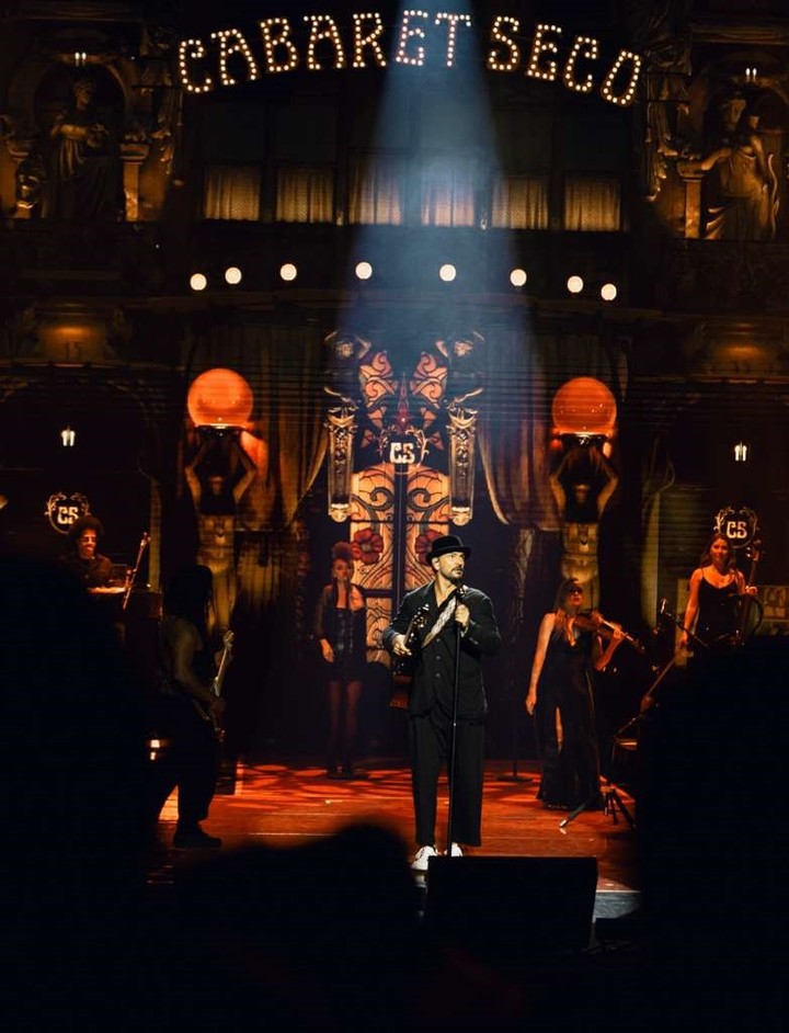 Una puesta de escena teatral la que propuso Ricardo Arjona en su nueva gira. Foto de prensa