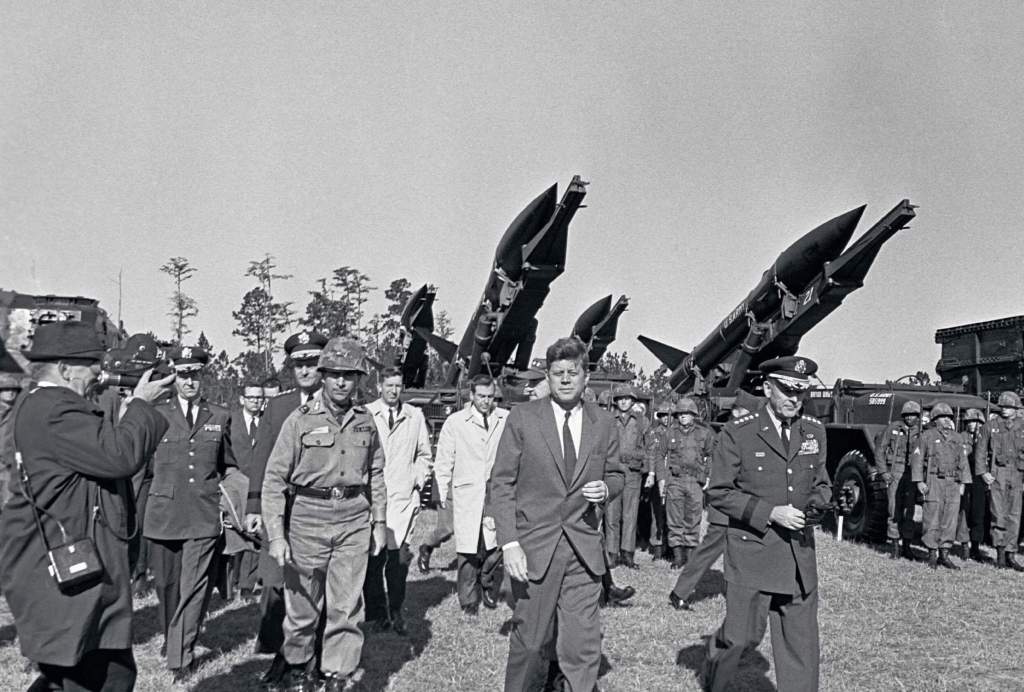 Kennedy junto al alto mando militar durante la Crisis de los Misiles