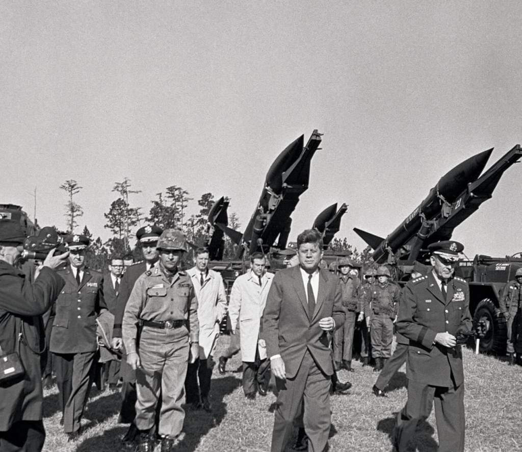 Kennedy visita una base militar en Florida durante la Crisis de los Misiles