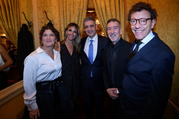 Gabriela Ricardes, María Belén Ludueña, Jorge Macri, Julio Bocca y Gerardo Grieco, en la gala por los 100 años del Ballet del Colón.