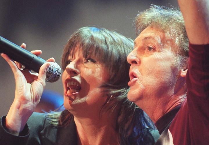 Chrissie Hynde junto a Paul McCartney en un tributo a Linda McCartney, en 1999. Foto: AP