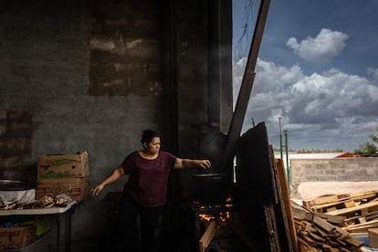 Una mujer cocina un guiso de calabaza en el albergue Senda de Vida 1, en Reynosa, Tamaulipas.
