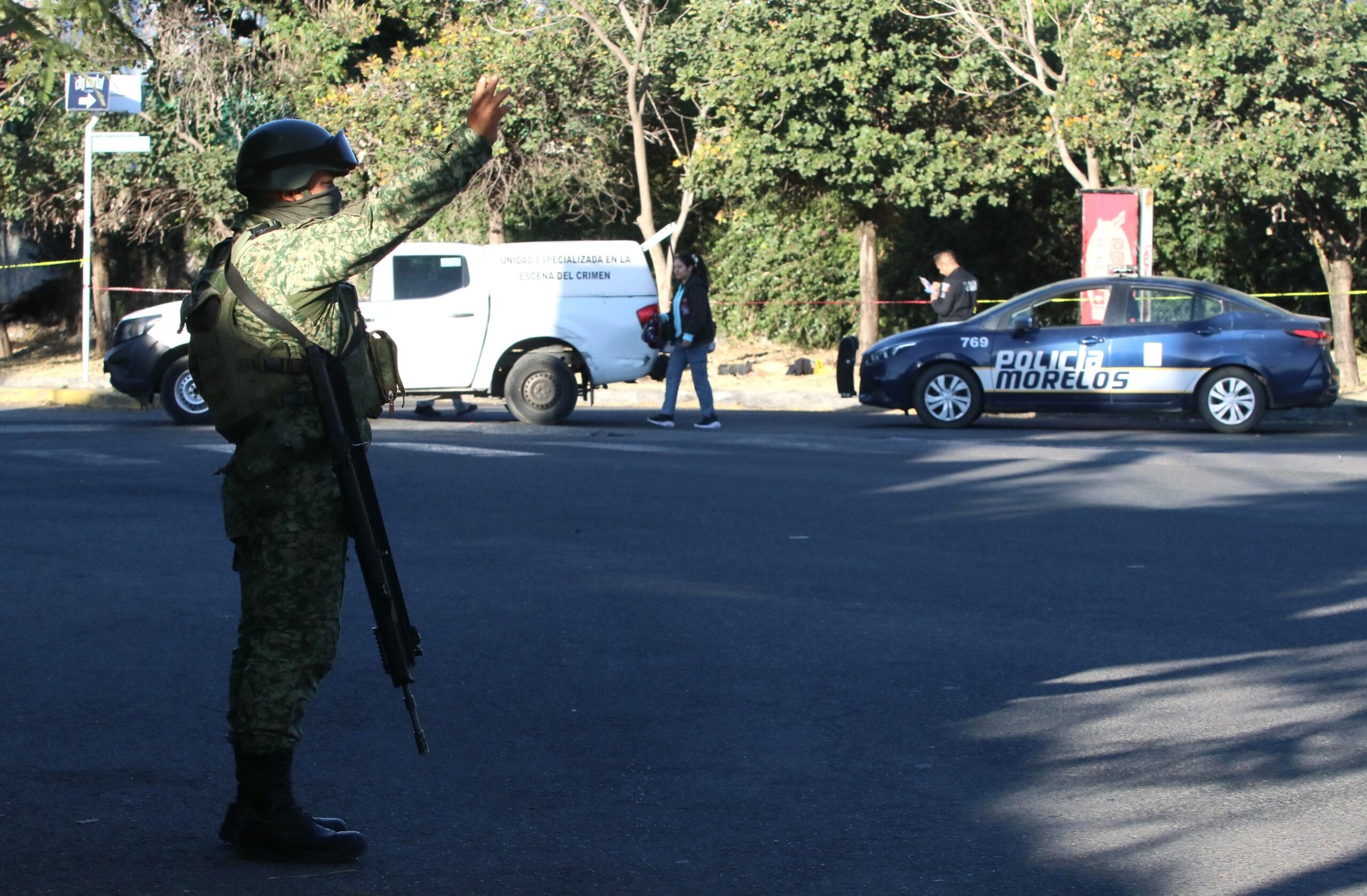 Un militar custodia la calle Cuernavaca, Morelos.