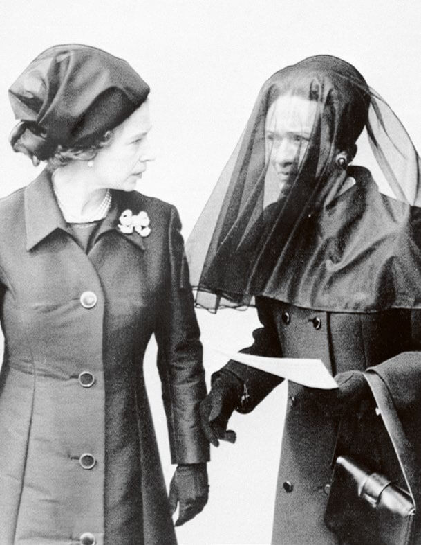 La reina Isabel II habla con Wallis después del funeral del duque de Windsor