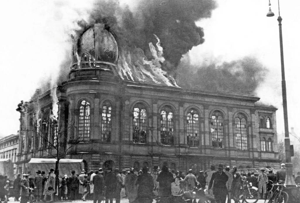 La sinagoga de Frankfurt en llamas