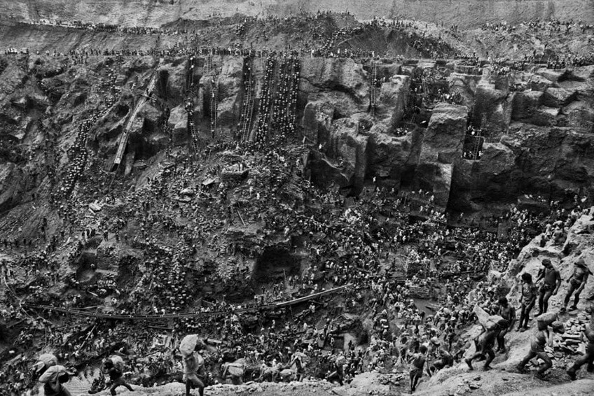 Figura 1. Imagen de la película documental “La Sal de la Tierra” de Sebastião Salgado, donde miles de garimpeiros (como se conoce a estos buscadores de fortuna), se afanan con hacerse con el preciado metal en una de las minas de la Serra Pelada, en el Estado de Pará, al norte de Brasil.