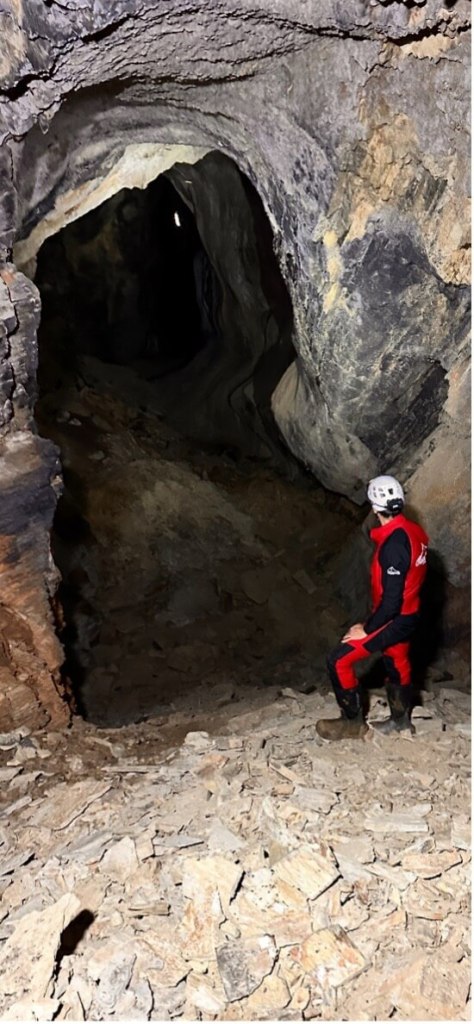 Figura 3. Reconocimiento y trabajos de investigación llevados a cabo en el interior de la “Cueva de la Palombeira”, situada en Las Médulas.