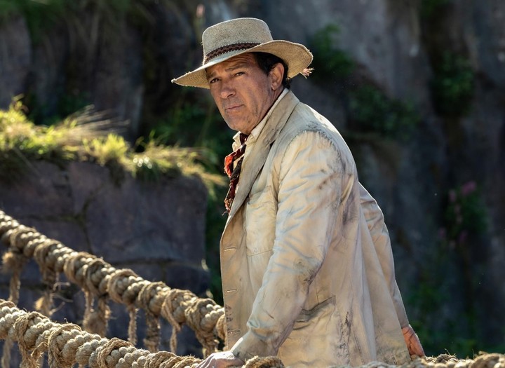 Antonio Banderas, explorador y capitán del barco en el que los Brown y Paddington se meten en el Amazonas profundo.