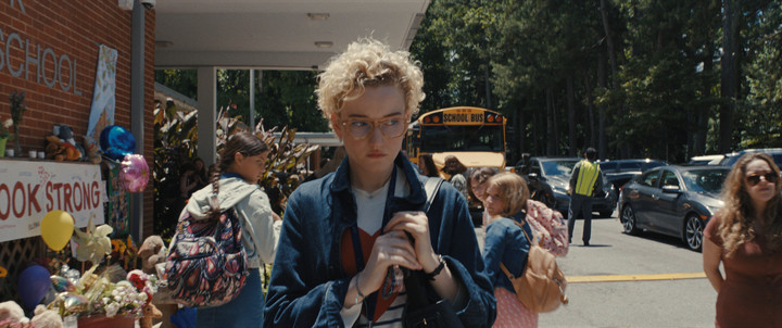 Julia Garner, sospechosa. Foto WB
