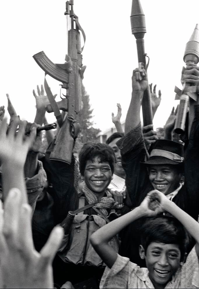 Los Jemeres Rojos celebran la caída de Phnom Penh