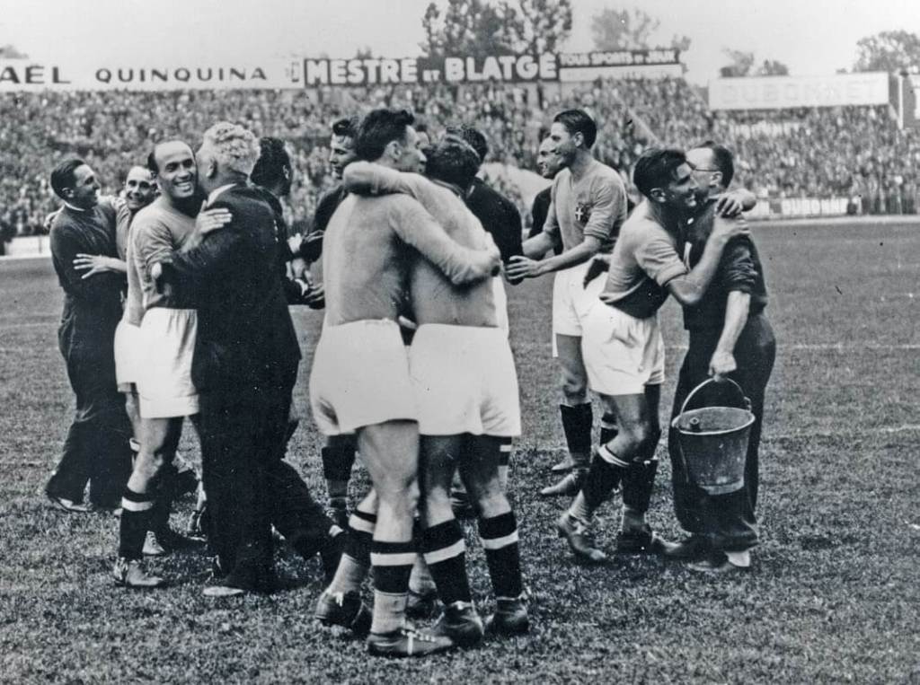 Los jugadores de la escuadra italiana se abrazan tras ganar la final del Mundial, el 19 de junio de 1938