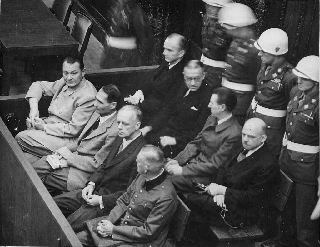 Los acusados en el banquillo, alrededor de 1945-1946. (En primera fila, de izquierda a derecha): Hermann Göring, Rudolf Heß, Joachim von Ribbentrop, Wilhelm Keitel. (En segunda fila, de izquierda a derecha): Karl Dönitz, Erich Raeder, Baldur von Schirach, Fritz Sauckel.