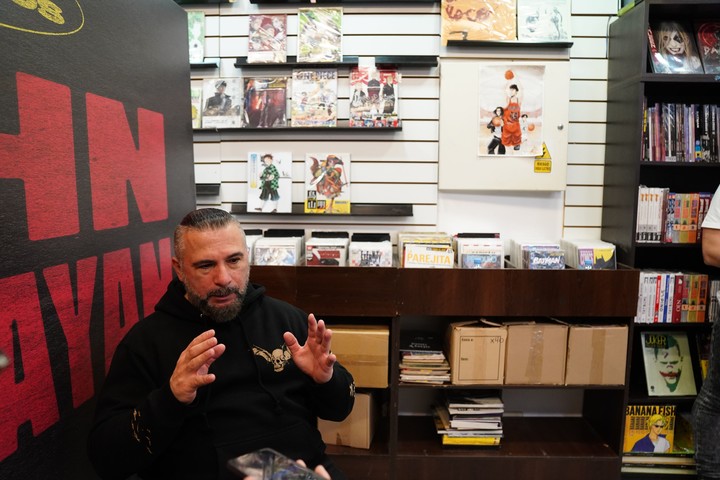 John Dolmayan, baterista de System of a Down, explicando su pasión por los cómics y otros proyectos. Foto: Emmanuel Fernández
