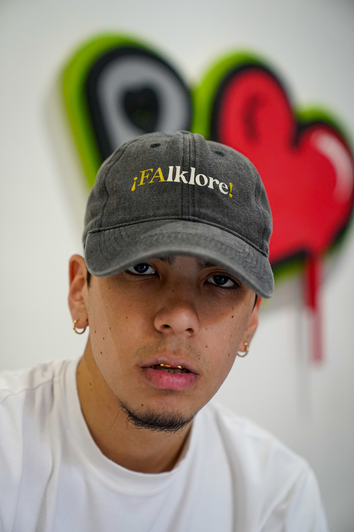 Milo J con su gorra de ¡FAlklore!, que creó junto a Mex Urtizberea. Foto Maxi Failla