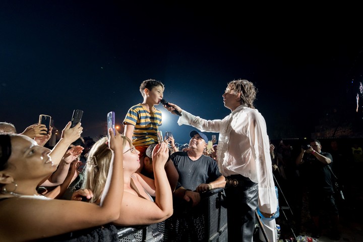 Joaquín Levinton hizo cantar al pequeño Bruno, del público, en el show de Turf en Fiesta Nacional de la Confluencia. Foto de prensa gentileza Fénix 