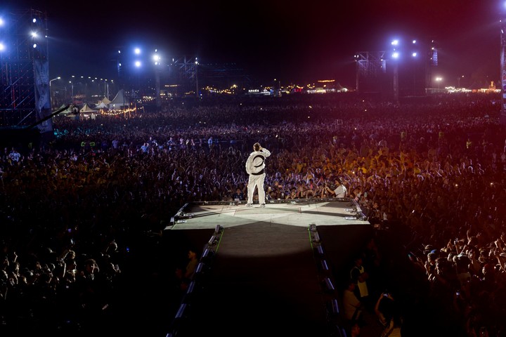 Tiago PZK ante la multitud de la Fiesta Nacional de la Confluencia, el viernes. Foto de prensa gentileza Fénix 