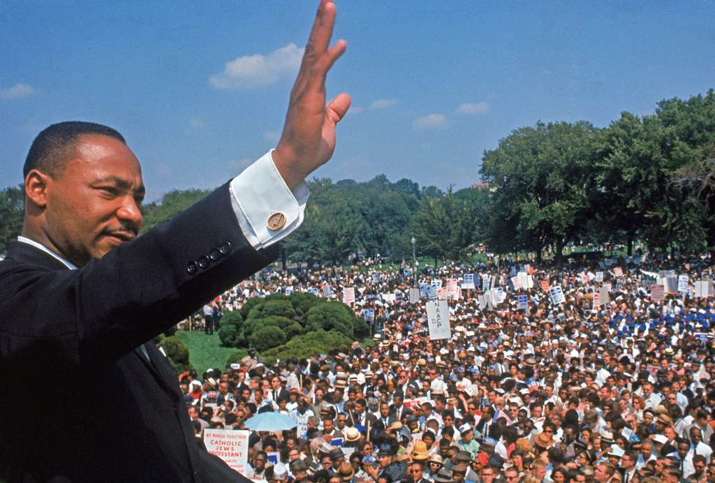 Martin Luther King saluda a los manifestantes frente al Monumento a Lincoln en agosto de 1963