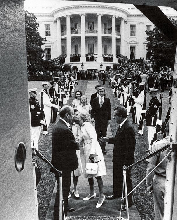 Matrimonio Nixon despidiéndose de la Casa Blanca