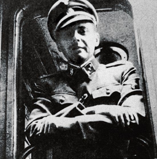 Mengele con el uniforme nazi