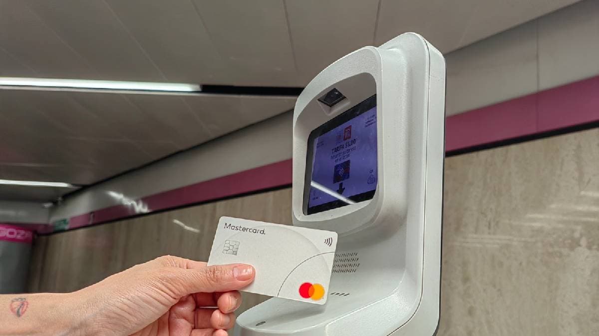 Ya se puede ingresar al Metro de CDMX pasando por los validadores de los torniquetes las tarjetas bancarias sin contacto.