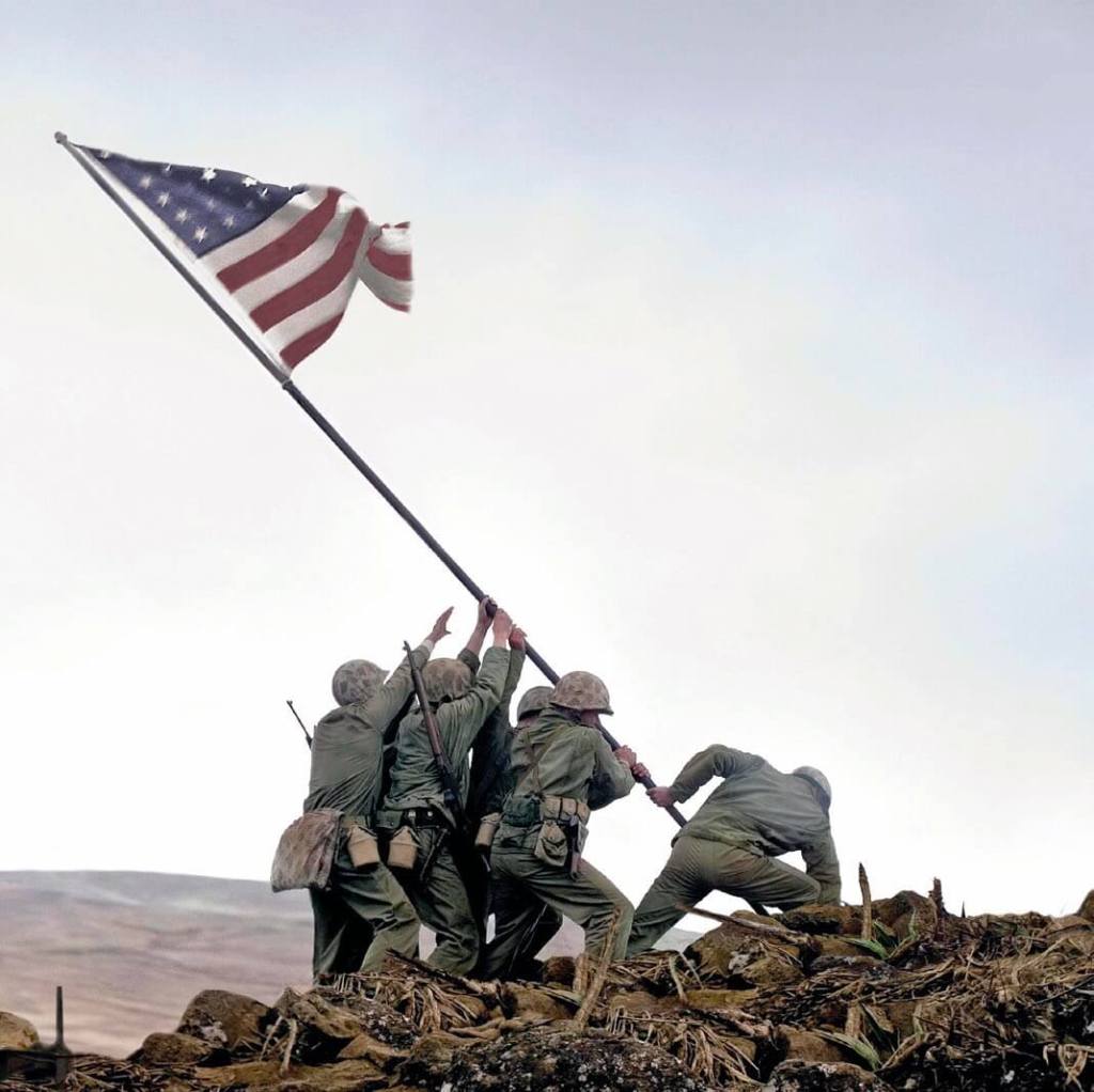 Mítica instantánea de Iwo Jima recreada en la película Banderas de nuestros padres