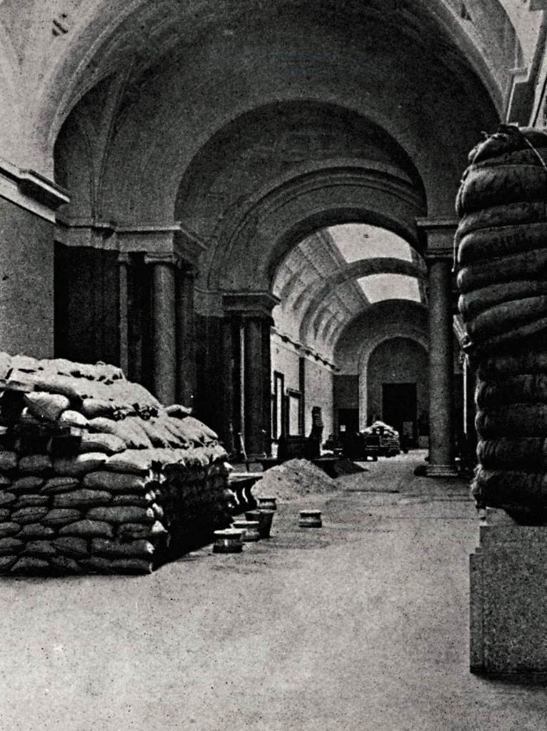 Museo del Prado con sacos terreros en diciembre de 1937