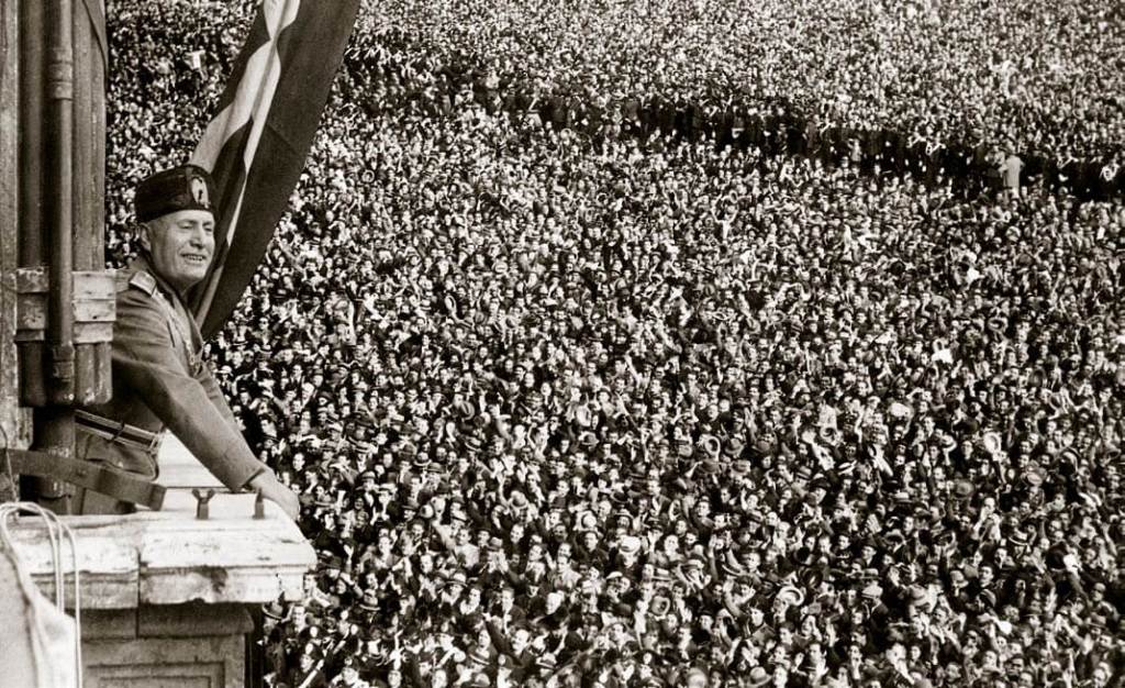 Mussolini aclamado en Roma en 1936