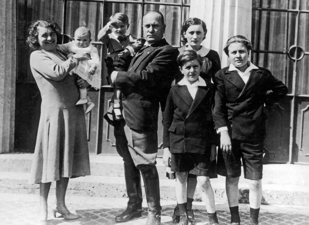 Mussolini con su mujer y sus hijos