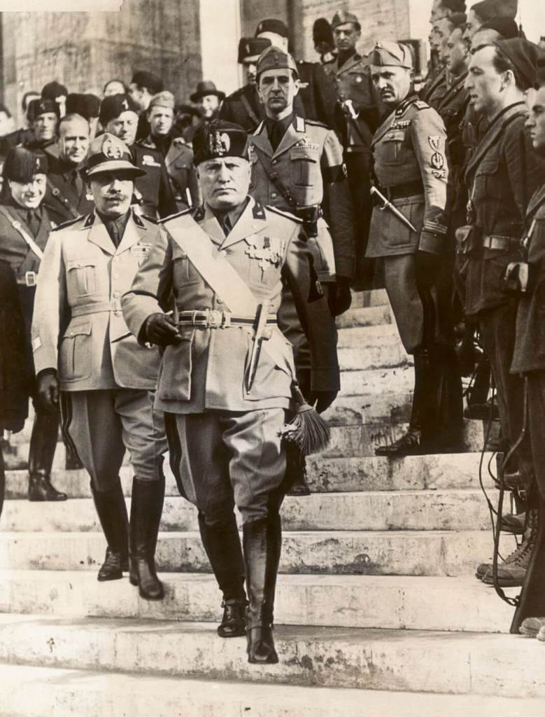 Mussolini durante una visita a la Universidad de Roma