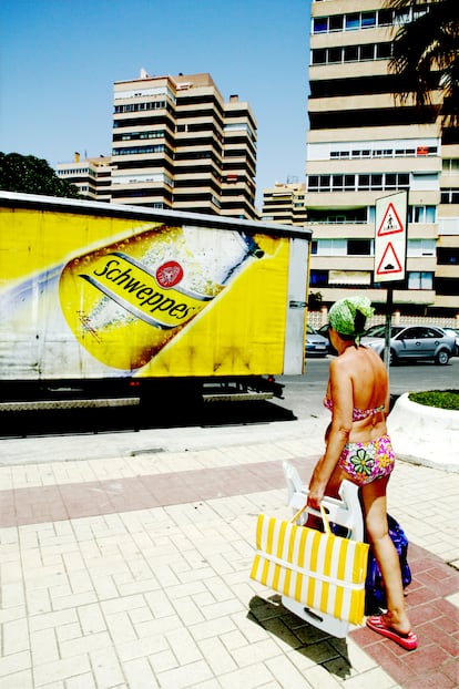Una mujer volviendo de la playa en Torremolinos.