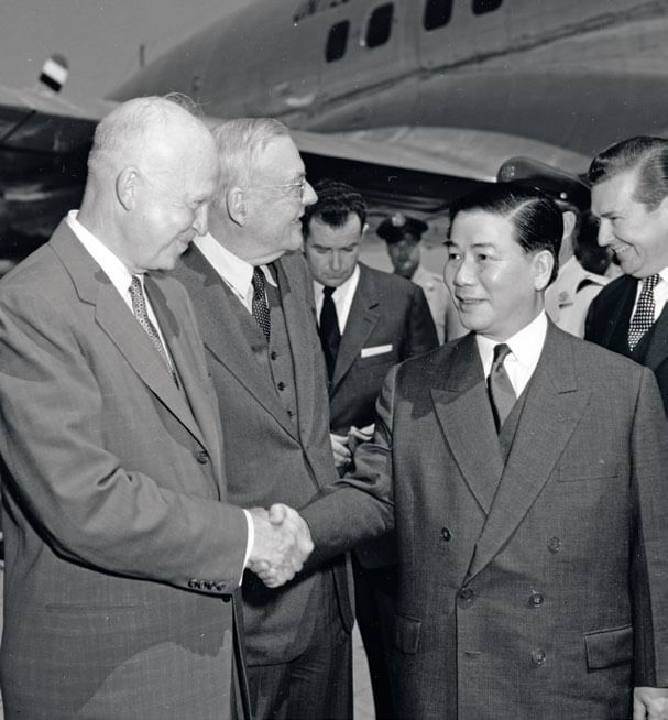 Ngo Dinh Diem saluda a Eisenhower y Dulles