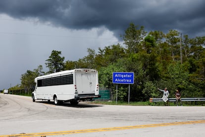 Autobús con detenidos llegando al centro de detención de migrantes, el 21 de agosto.
