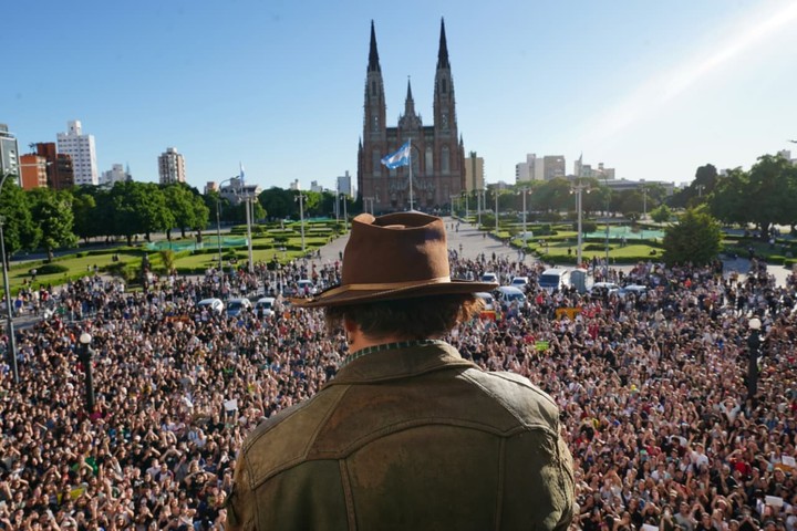 Una multitud. Johnny Depp saludó desde el balcón municipal de La Plata. Foto Martin Bonetto